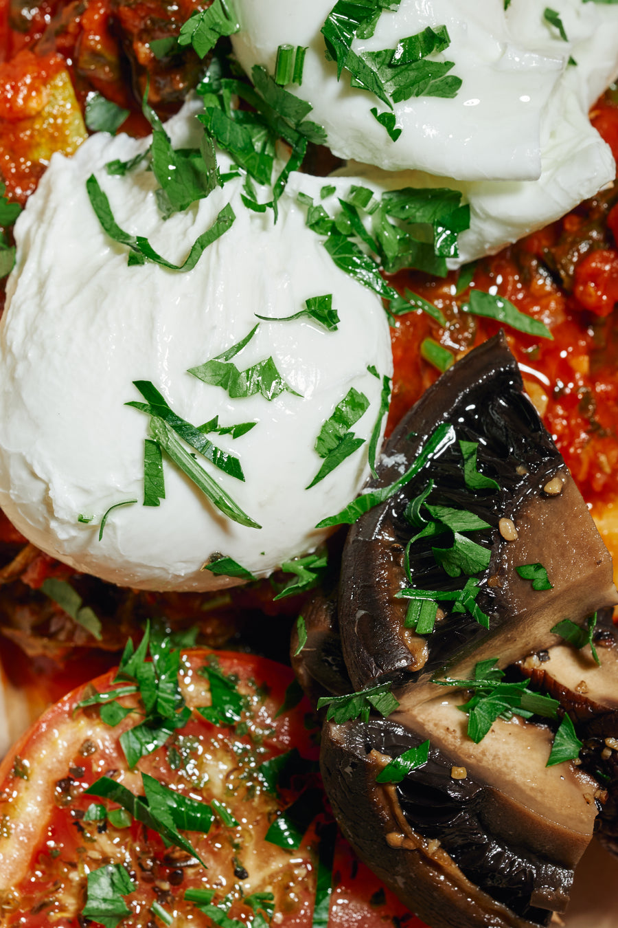 摩洛哥風格的荷包蛋低脂番茄醬配烤波托貝羅蘑菇、菠菜和 翠肉瓜