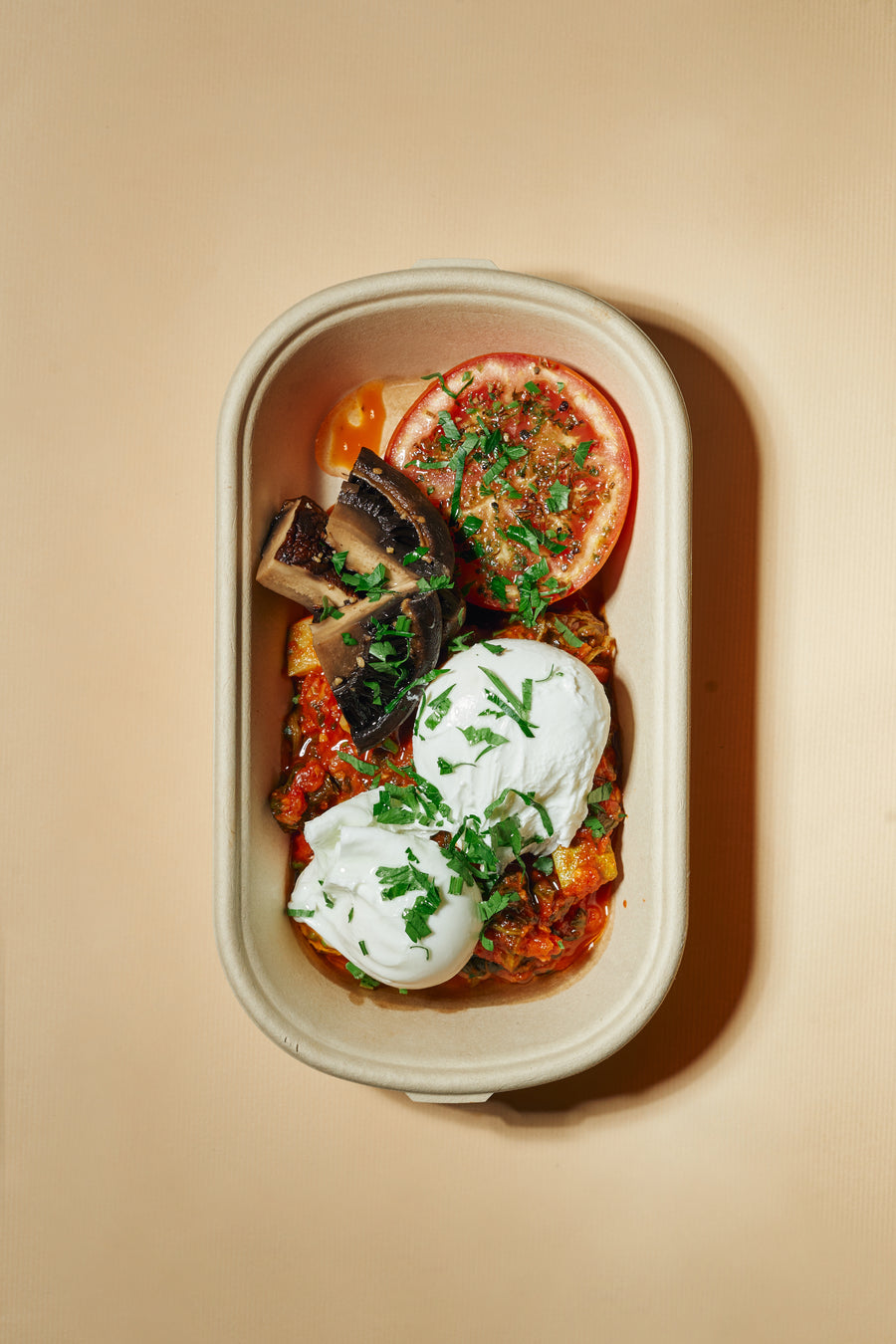 摩洛哥風格的荷包蛋低脂番茄醬配烤波托貝羅蘑菇、菠菜和 翠肉瓜