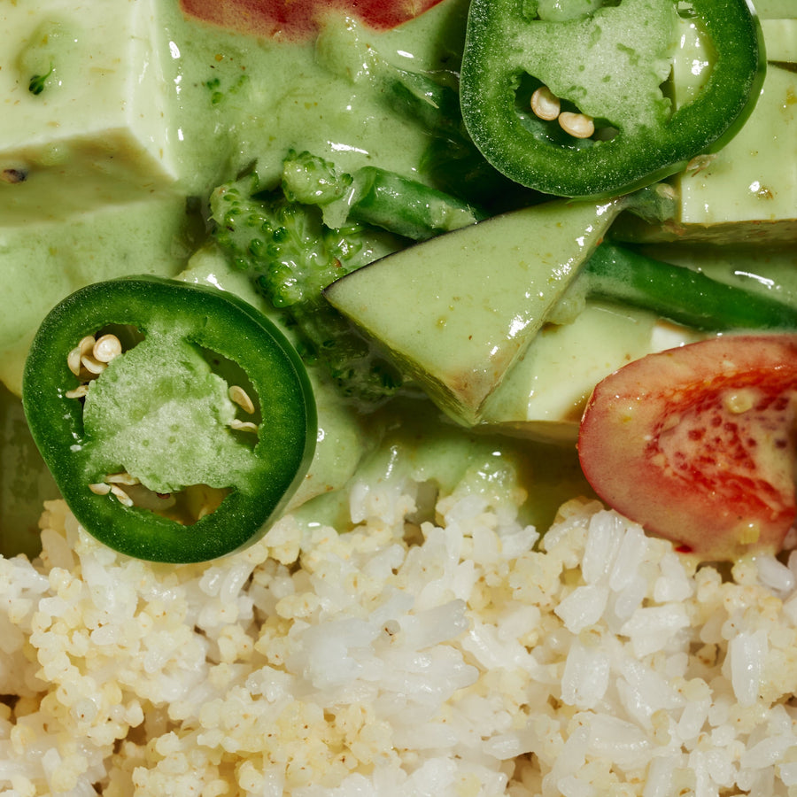 豆腐配低脂椰子綠咖喱蔬菜配蒸茉莉香米和小米