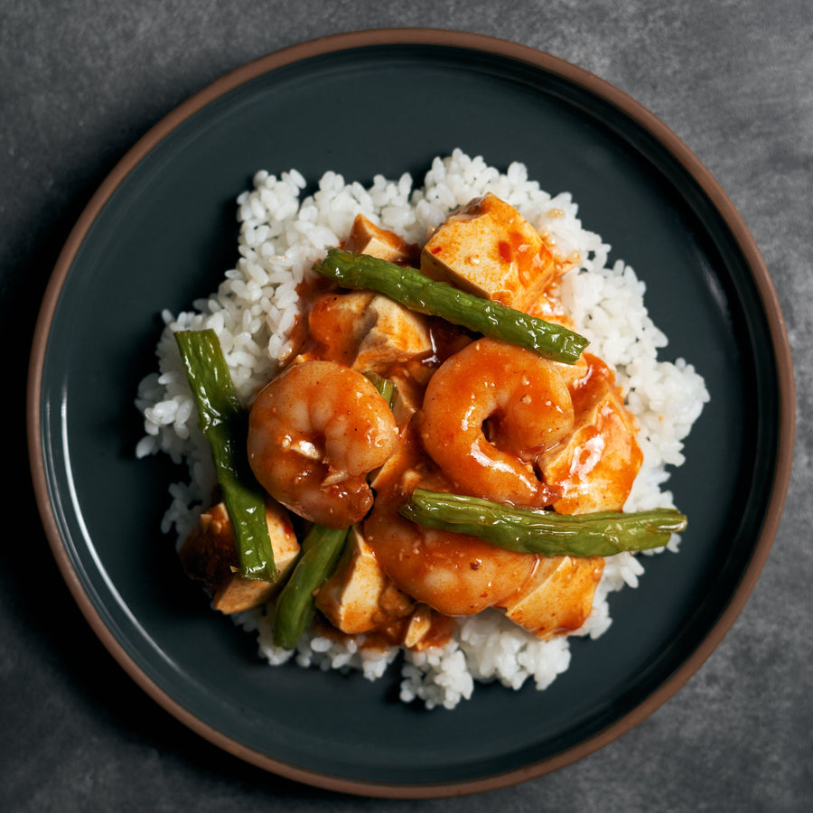 辣紅燒蝦配豆腐、青豆和茉莉香米飯