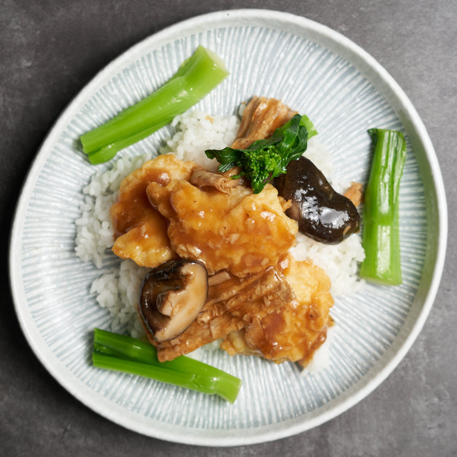 紅燒魚配豆腐、蘑菇、菜心和蒸茉莉香飯