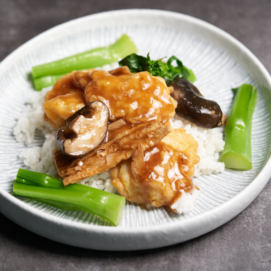 紅燒魚配豆腐、蘑菇、菜心和蒸茉莉香飯