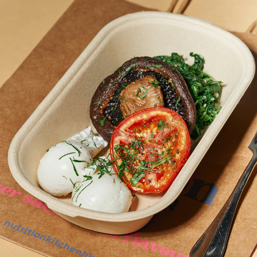 荷包蛋和烤波托貝羅蘑菇配菠菜、烤番茄和辣椒