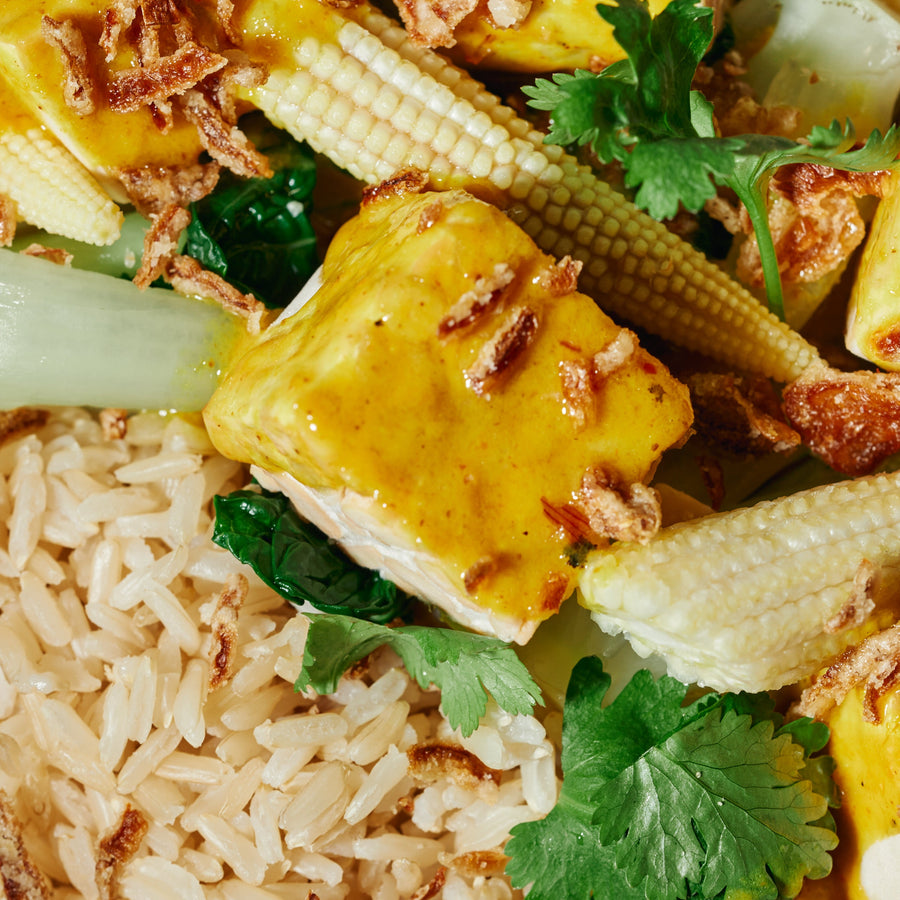 豆豉淡椰子黃咖喱配青柠叶，油炸 紅蔥，蒸蔬菜，小玉米和蒸泰國紅米