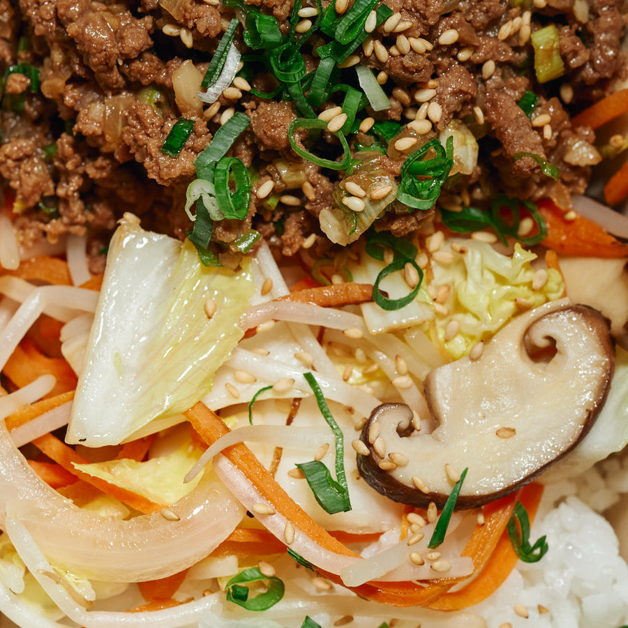 烤肉牧場餵養牛肉肉糜碗配炒市場蔬菜，Gochujang醬和芝麻飯