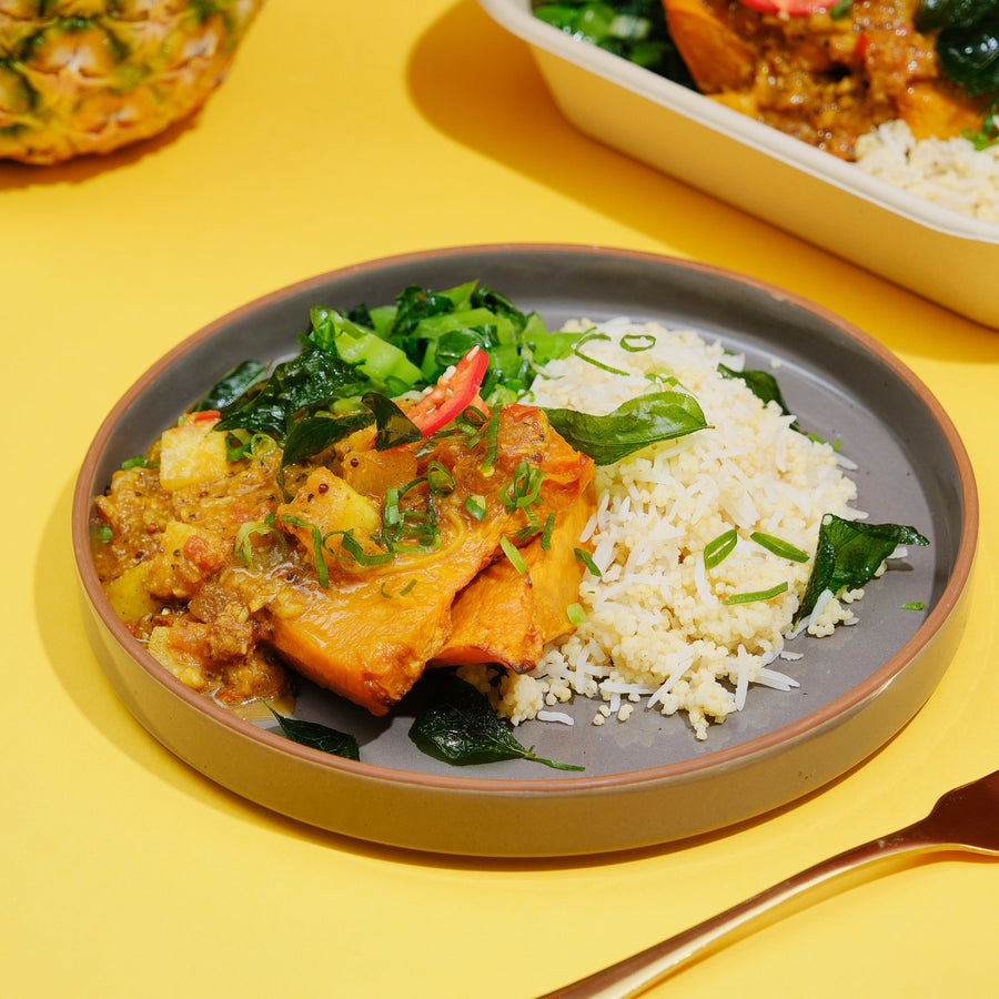 健康的巴厘島植物性咖喱魚配中國芥菜和蒸印度香米