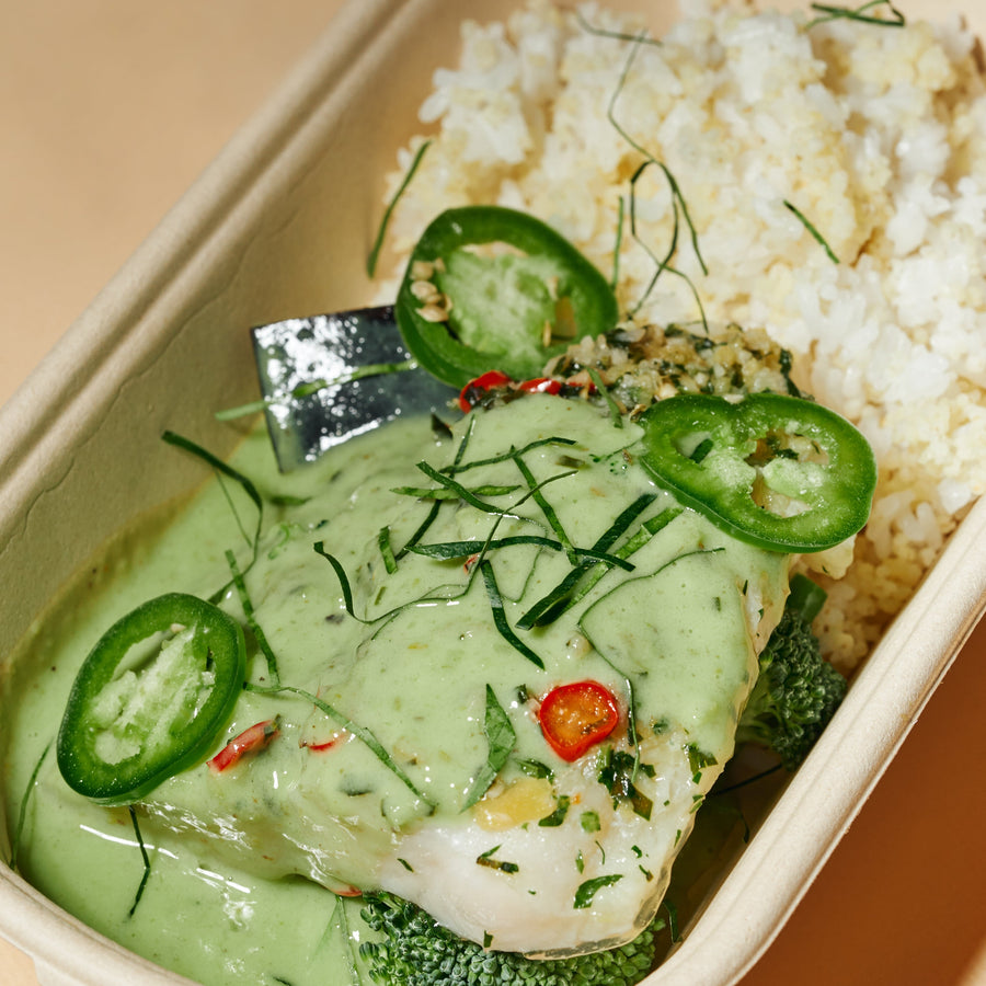 泰式烤魚片配低脂椰子綠咖喱蔬菜和蒸茉莉香米