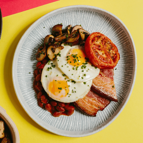 英式早餐 全熟荷包蛋，瘦培根，炒蘑菇，烤西紅柿和自製烤豆