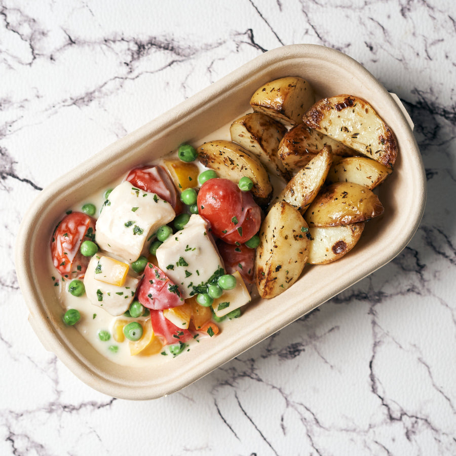 Lean Chicken Mornay with Assorted Bell Peppers, Green Peas, Cherry Tomatoes & Roasted Potatoes