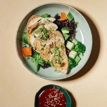 Korean Marinated Lean Chicken with Jade Zucchini, Carrots, Broccoli, Korean Hot Sauce & Black Sesame Rice (Signature)