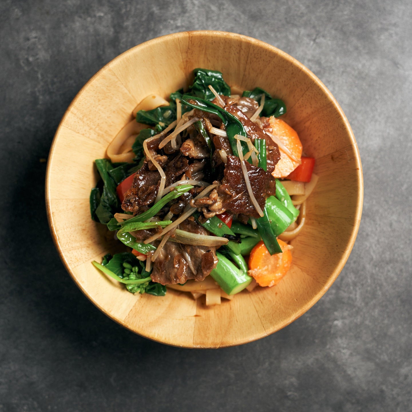 Stir Fry Beef with Kai Lan, Carrots, Red Peppers & Flat Rice Noodles